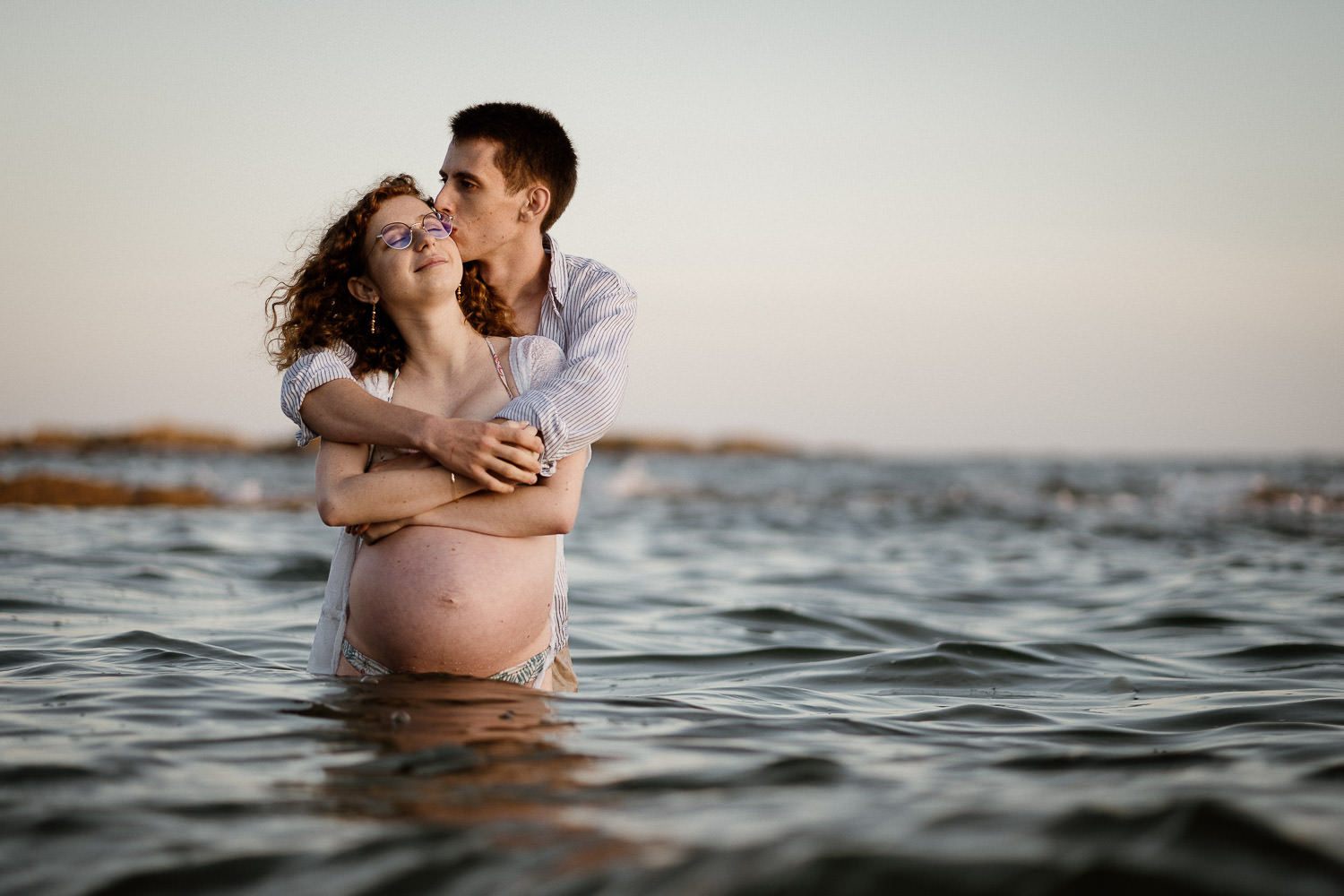 maternity photoshoot seaside couple